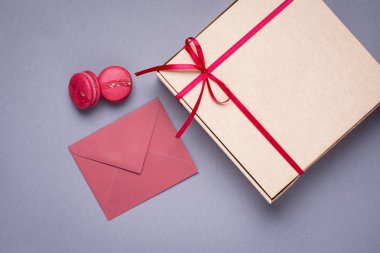 Hediye kutusunda bir gri arka plan en iyi görünümde Bordo saten kurdele ile