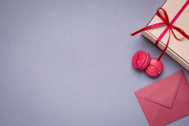 Hediye zarflarla arka plan gri, hediye kutusu ve macaroons ve üstten görünüm