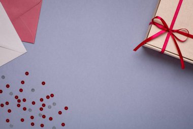 Hediye zarfları ve hediye kutusu üst görünümlü gri arkaplan