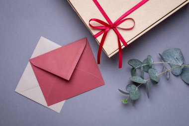 Gri arkaplan görünümlü saten kurdeleli hediye ve hediye paketi