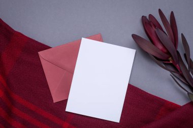 Gri arkaplan görünümlü hediye kartı ve bordo ambalaj kağıdı