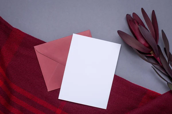 Gri arkaplan görünümlü hediye kartı ve bordo ambalaj kağıdı