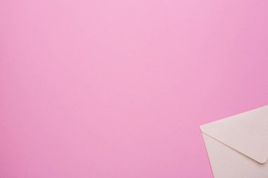 Pembe arkaplan görünümünde kapalı bir zarf