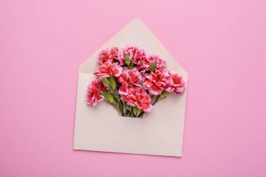 Pembe arkaplan manzaralı pembe çiçekli zarf
