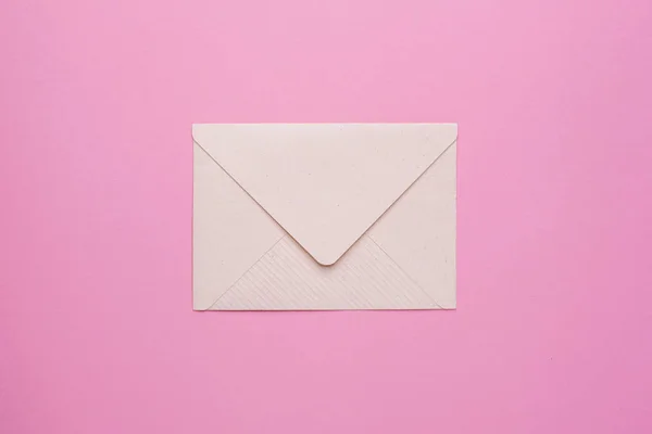 Geschlossener Umschlag Auf Rosa Hintergrund Von Oben — Stockfoto