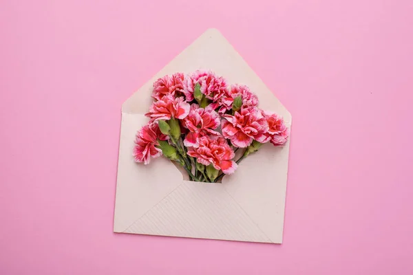 Pembe arkaplan manzaralı pembe çiçekli zarf