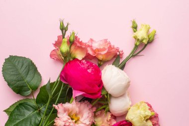 Pastel arka planda pembe ve beyaz çiçek buketi.