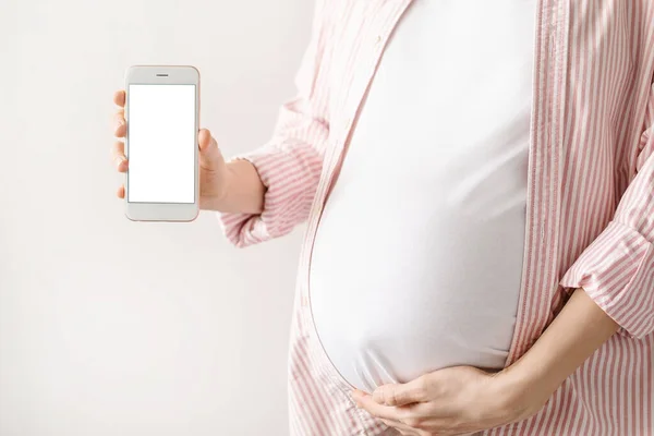 Mulher Grávida Com Telefone Celular Suas Mãos Vista Lateral Fundo — Fotografia de Stock