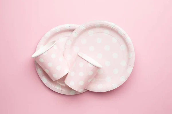 Polka Dot Copos Papel Descartáveis Placas Fundo Rosa Vista Superior — Fotografia de Stock
