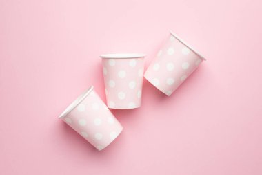 Pembe arka plan görünümlü tek kullanımlık kağıt bardaklar