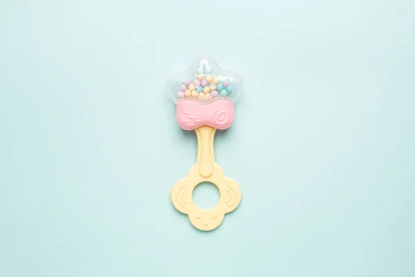 Açık mavi arka plan görünümlü şirin bebek çıngırağı.