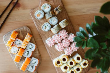 Japon mutfağı ahşap arka planda rulo şeklinde, eve servis tarafı manzaralı.