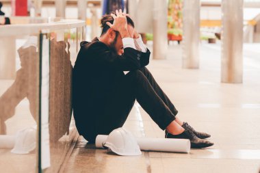 Yorgun iş geçit üzerinde siting, o üzgün ve onun projesi hakkında merak.