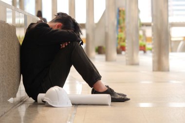 Yorgun iş geçit üzerinde siting, o üzgün ve onun projesi hakkında merak.