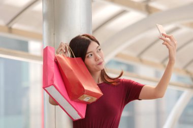 mutlu genç Asyalı kadın ile alışveriş çantası .