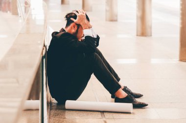 Yorgun iş geçit üzerinde siting, o üzgün ve onun projesi hakkında merak.