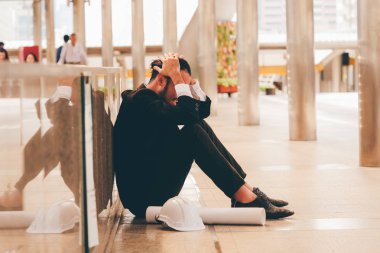 Yorgun iş geçit üzerinde siting, o üzgün ve onun projesi hakkında merak.