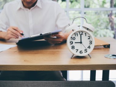 Çalışma tablosu üzerinde çalar saat kadar kapatın.