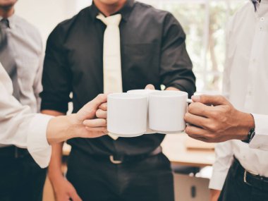 Kahve holding iş adamı eller yukarı kapatın.