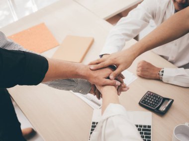 Ekip çalışması kavramı iş adam elinde kapatın.