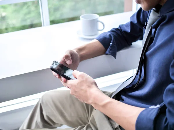 Close Van Zakelijke Man Handen Met Behulp Van Slimme Telefoon — Stockfoto