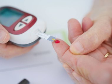 Yaşlı kadın hastanede test kan ile.