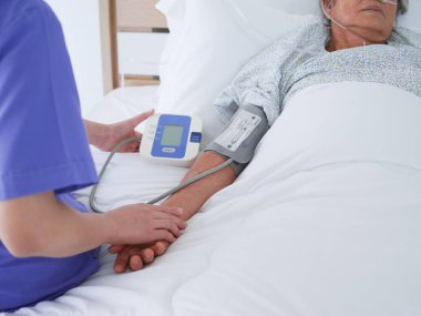 Yaşlı kadın hastane yatağında döşeme.