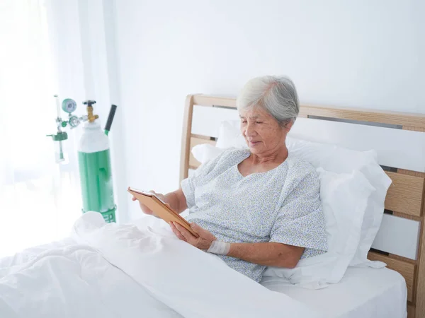 Elderly Woman Using Laptop Hospital Room — Stock Photo, Image