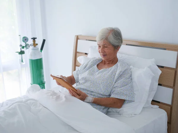 Elderly Woman Using Laptop Hospital Room — Stock Photo, Image