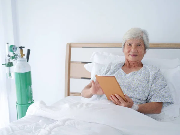 Elderly Woman Laying Hospital Bed — Stock Photo, Image