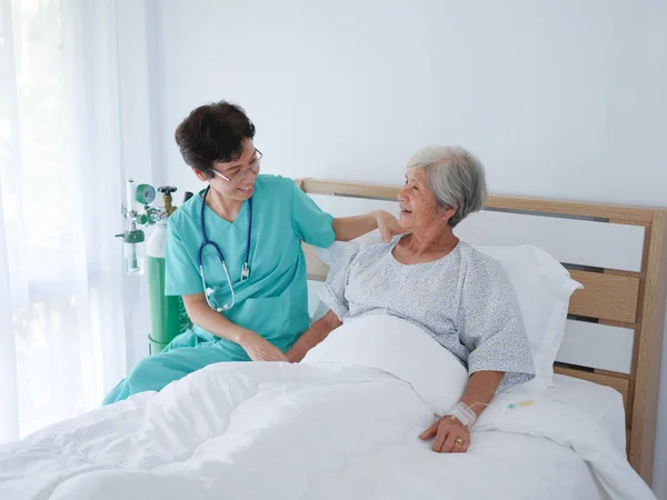 Nurse Take Care Elderly Woman Hospital Room — Stock Photo, Image