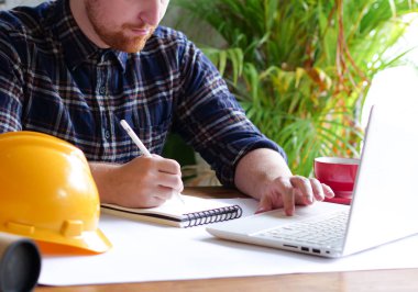 Enginering Eller masanın üzerinde çalışma kapatın.