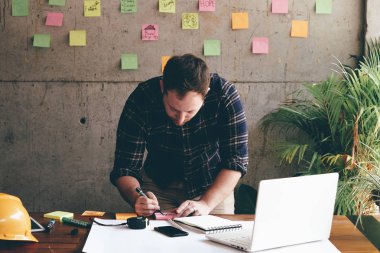 Akıllı enginering masanın üzerinde çalışma.