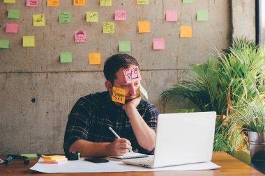 Çalışma sırasında elinde eğilerek genç iş adamı