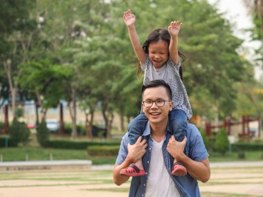 Baba ve kızı mutlu babalar günü kavramı parkta oynarken.