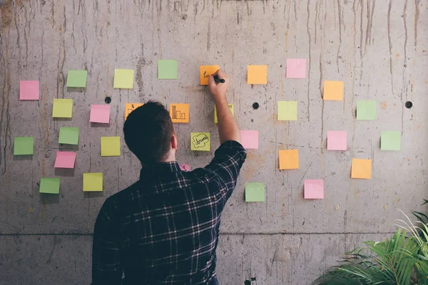 Geschäftsmann Schreibt Nachricht Auf Post Note — Stockfoto