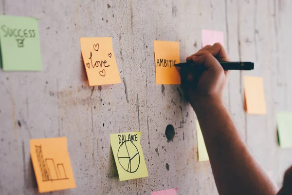 Geschäftsmann Schreibt Nachricht Auf Post Note — Stockfoto