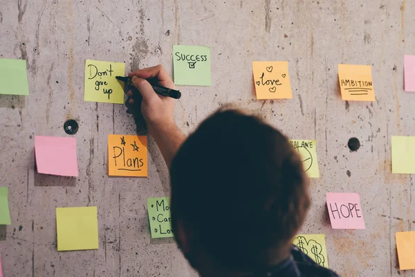 Geschäftsmann Schreibt Nachricht Auf Post Note — Stockfoto