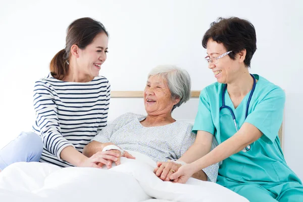 Boldog Idős Beszélgetett Vezető Nővér Lánya Kórházi Szobában — Stock Fotó