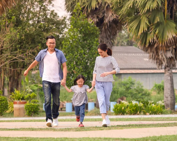 Família Feliz Jogando Parque — Fotografia de Stock