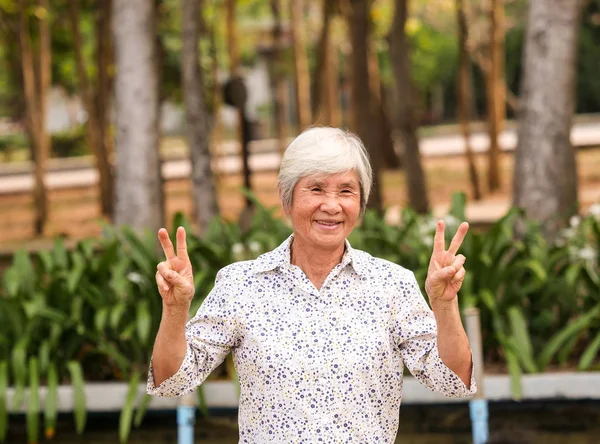 Счастливая Пожилая Женщина Парке — стоковое фото