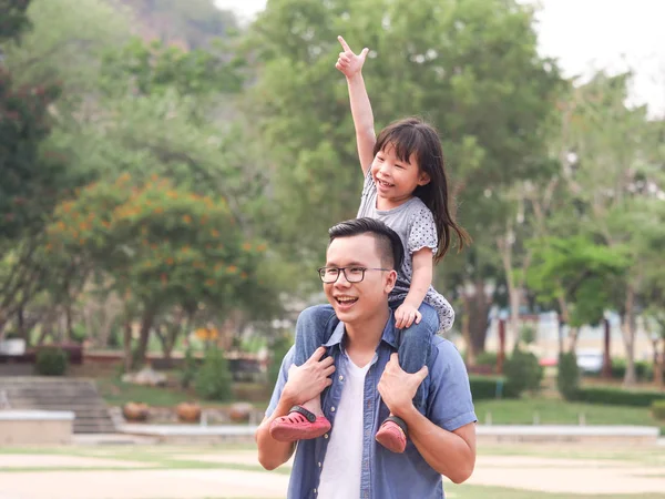 Père Fille Jouant Dans Parc Concept Fête Des Pères Heureux — Photo