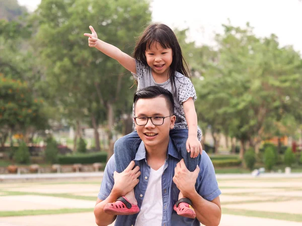 Πατέρας Και Κόρη Παίζει Στο Πάρκο Μονοήμερα Έννοια Του Ευτυχής — Φωτογραφία Αρχείου