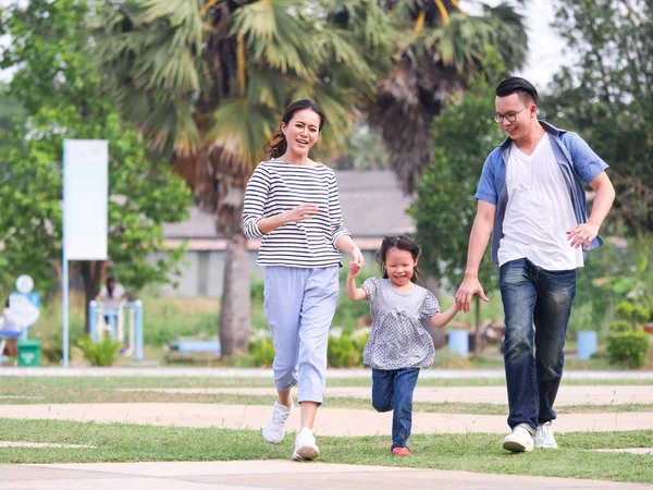 公園で遊ぶ幸せな家族 — ストック写真