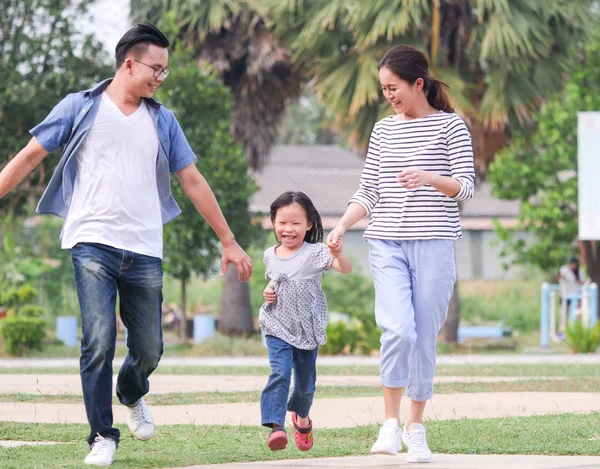 Happy Family Playing Park — Stock Photo, Image