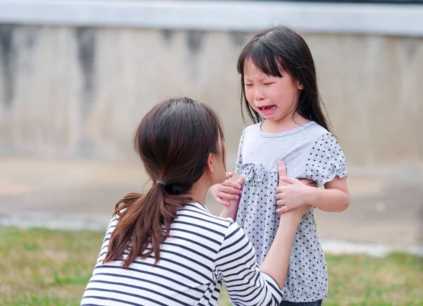 Fechar Rosto Menina Chorando Seus Braços Mãe — Fotografia de Stock