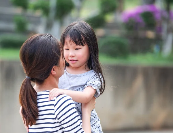 Close Happy Little Girl Face Her Mother Arms — Stock Photo, Image
