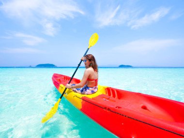 Phuket Adası Tayland Andaman mavi deniz ve mavi gökyüzü arka plan yeri kayık teknede Asyalı kadın