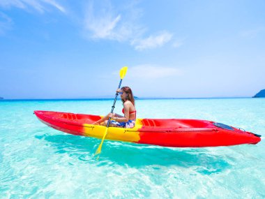 Phuket Adası Tayland Andaman mavi deniz ve mavi gökyüzü arka plan yeri kayık teknede Asyalı kadın