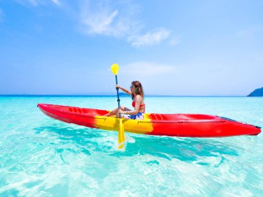 Phuket Adası Tayland Andaman mavi deniz ve mavi gökyüzü arka plan yeri kayık teknede Asyalı kadın